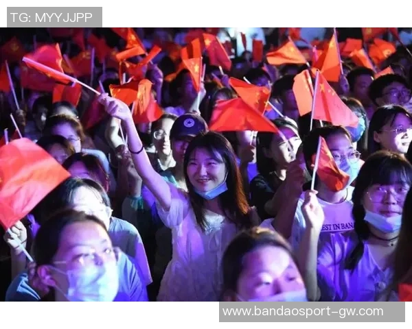 国安球迷齐聚苏州火车站歌声响彻助威气氛热烈 国安球迷齐聚苏州火车站歌声响彻助威气氛热烈